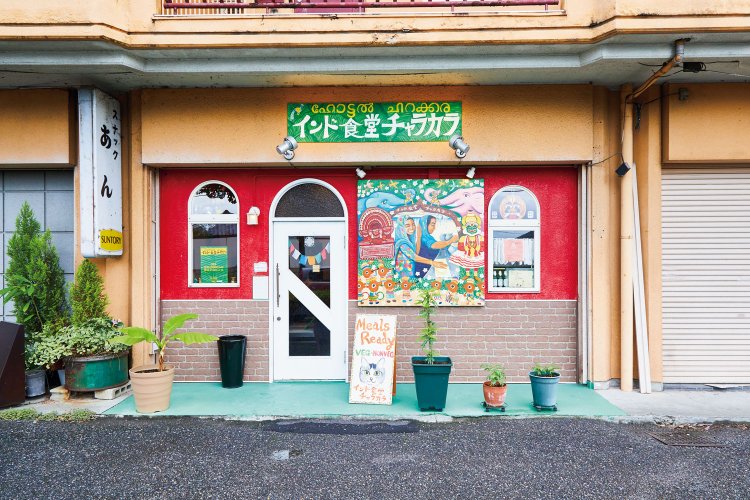 画家・武田尋善さんが描いたインド画が印象的な店頭。