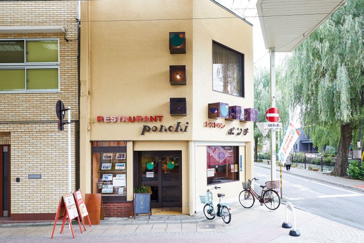 レトロな商店が並ぶ弁天通りにある。2019年にリニューアル。