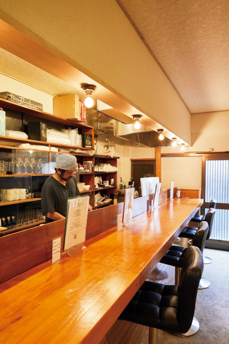 カウンター越しに店主が調理する姿が見える。
