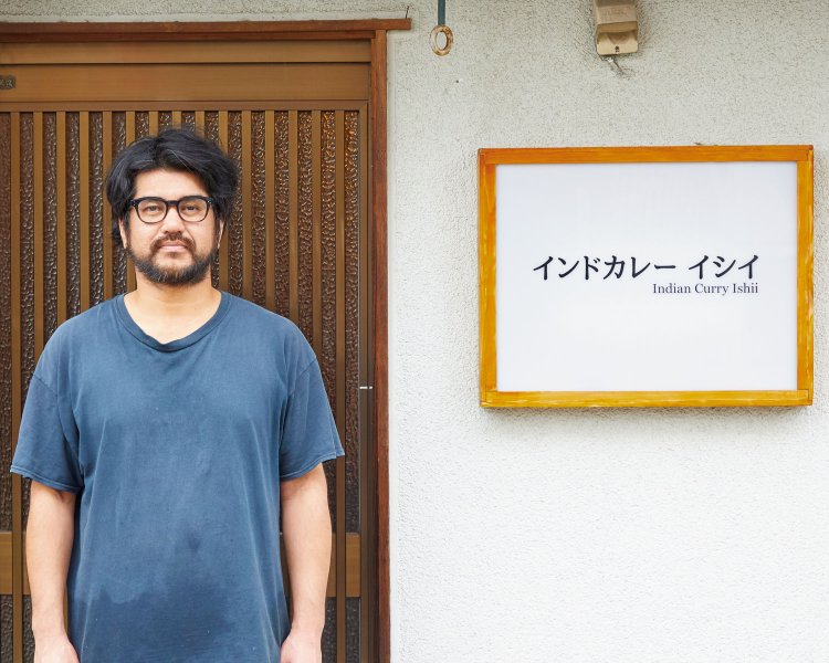 店主の石井潤さんは、Webデザイナーからカレー屋に転身。