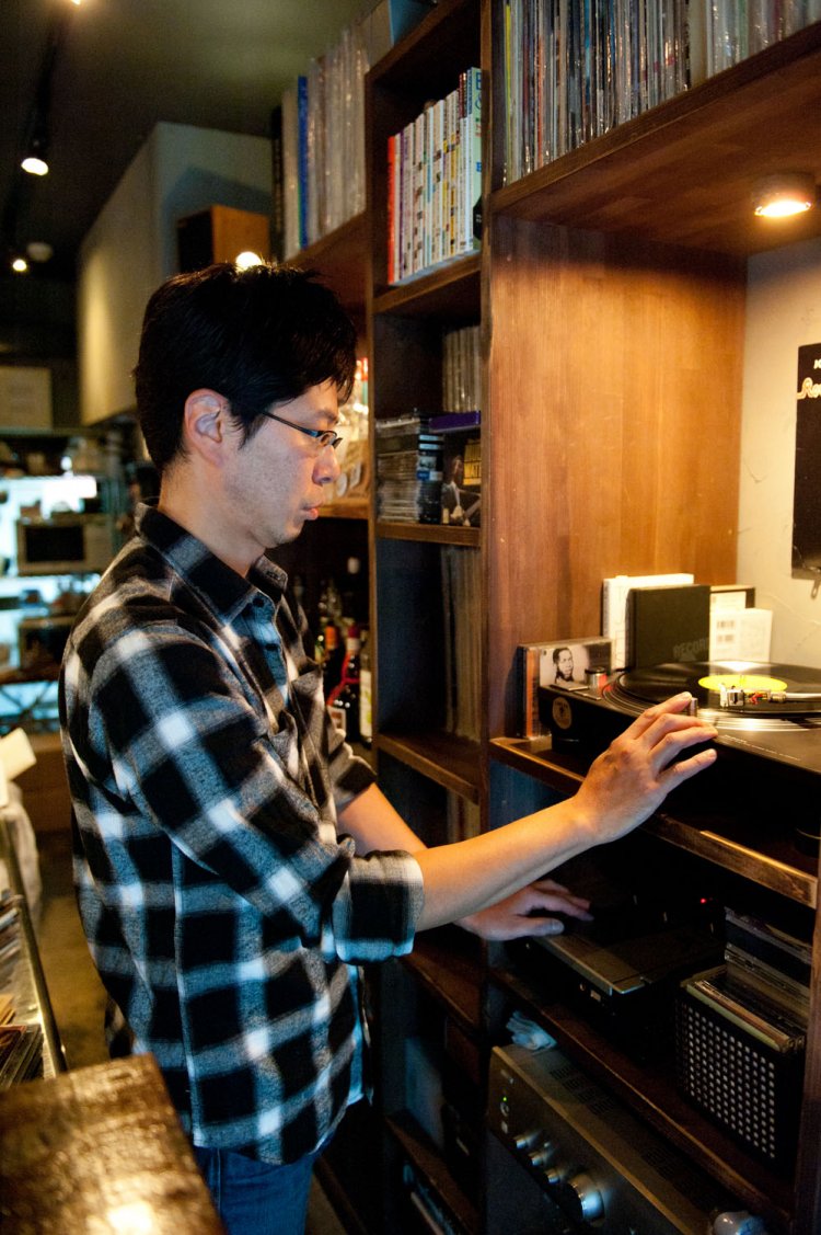 レコードがメインながらCDも豊富に取り揃える。「ブルーズはネガティブなことも笑い飛ばす音楽」。