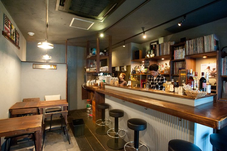 フードは奥さんが担当。バターチキンをベースにしたB-3カレーが人気。またお手製のスイーツもあり、女性も入りやすい。