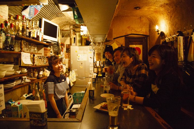 イギリスのバーのような雰囲気も。L字カウンターの小さなサイズ感も心地いい。