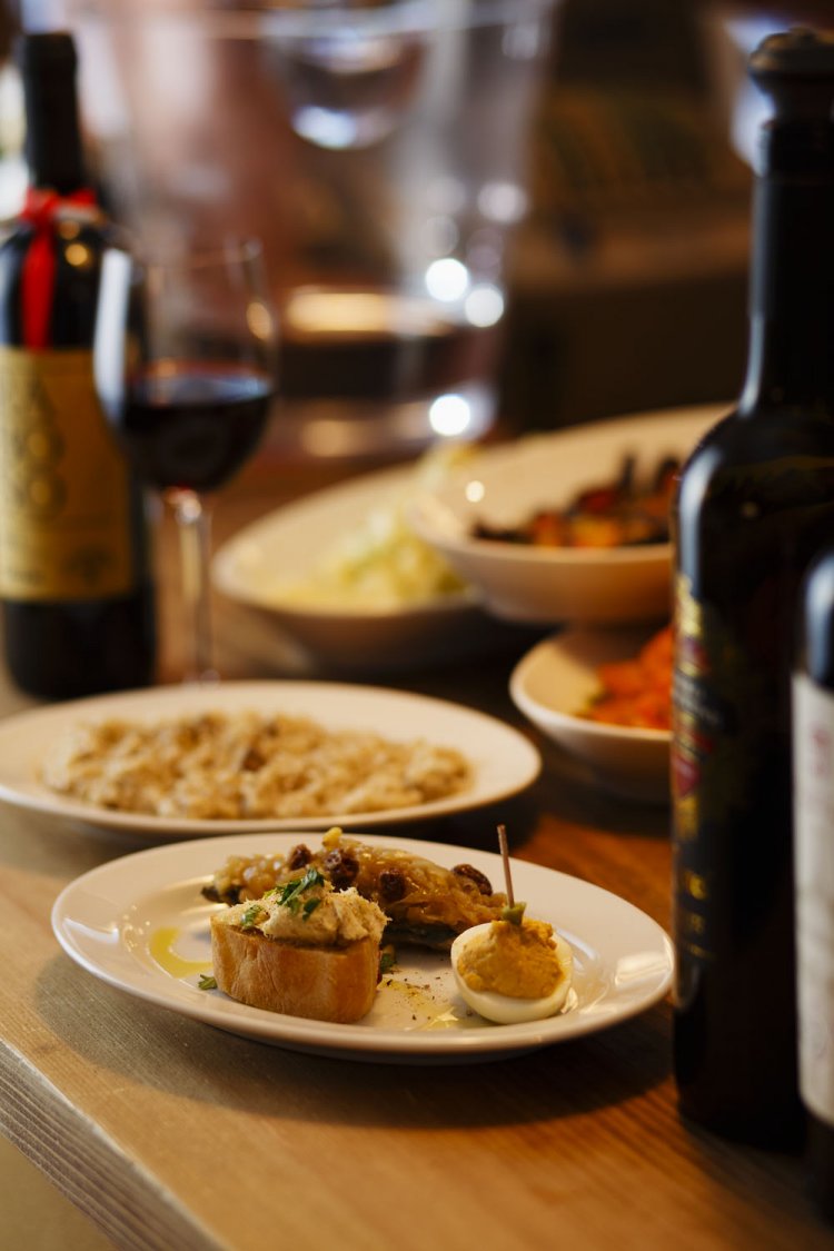 写真左手前から鰯の南蛮漬などフェッロの三種盛650円、鶏レバーのリゾット、赤ワインのラボーゾ600円。