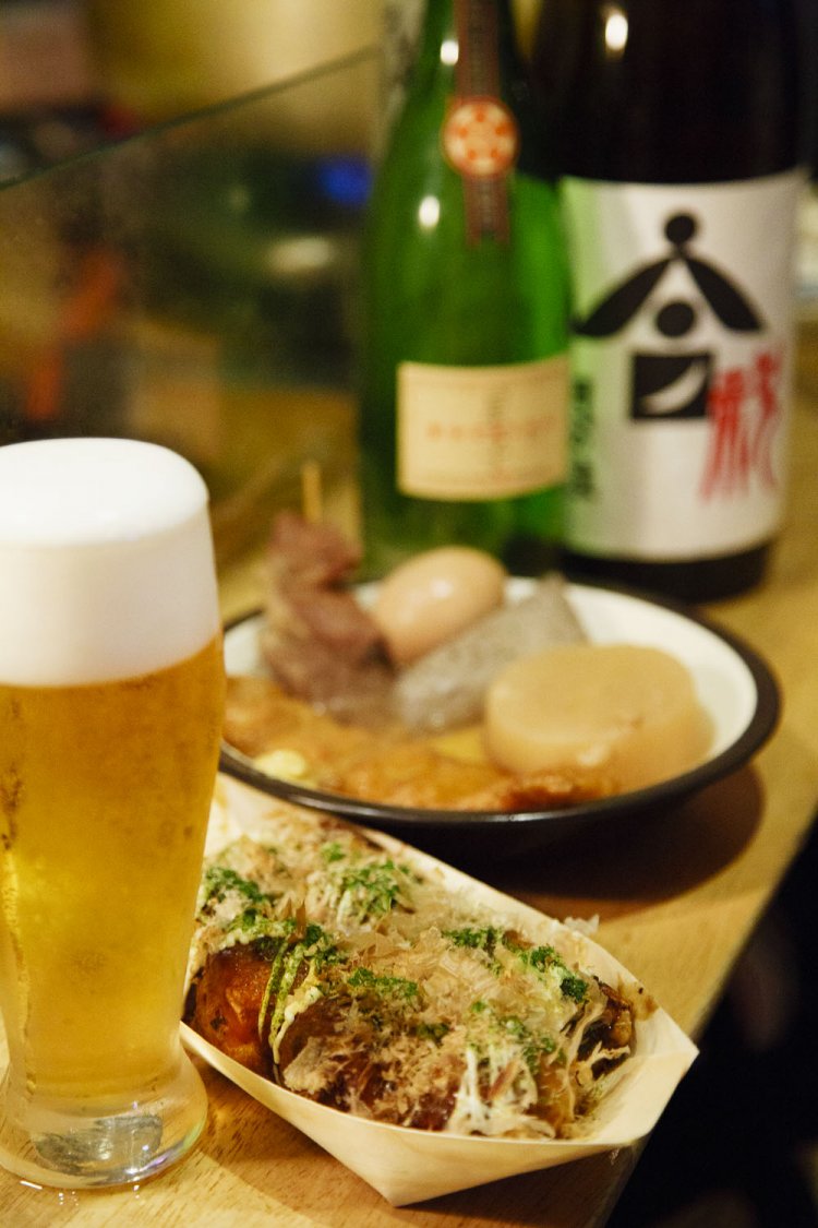 たこ焼きソースと生中各600円。酒はだいたい600円。