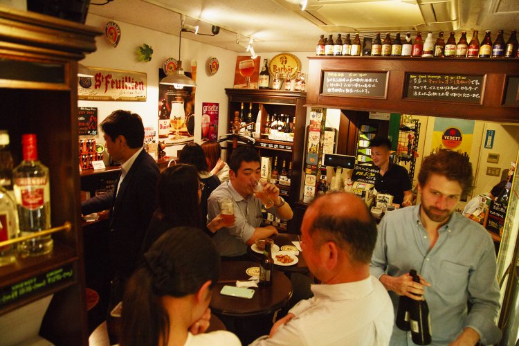 店はバーのような雰囲気。