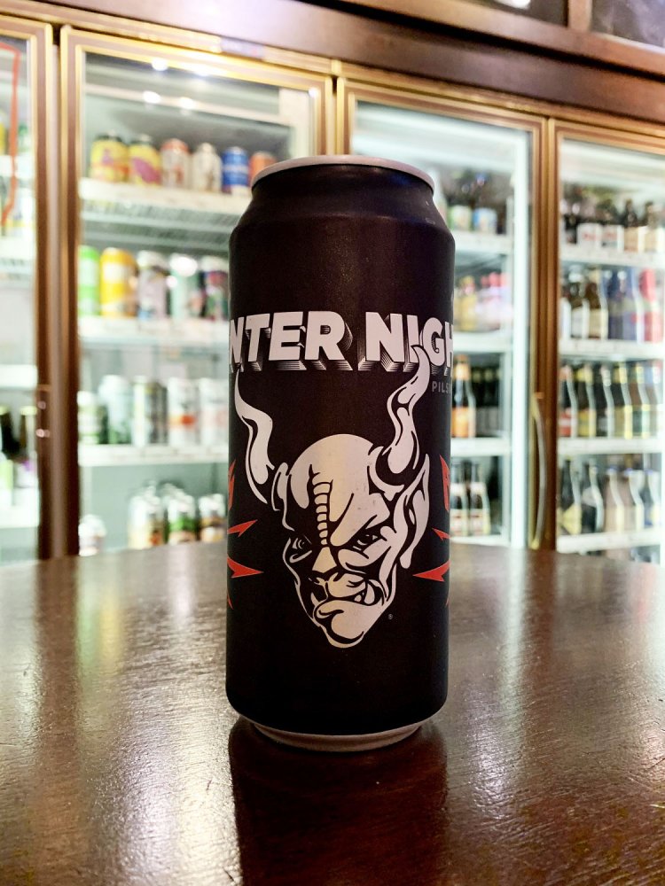 ストーンブリュワリー（アメリカ）のエンターナイトピルスナー473mlで960円。