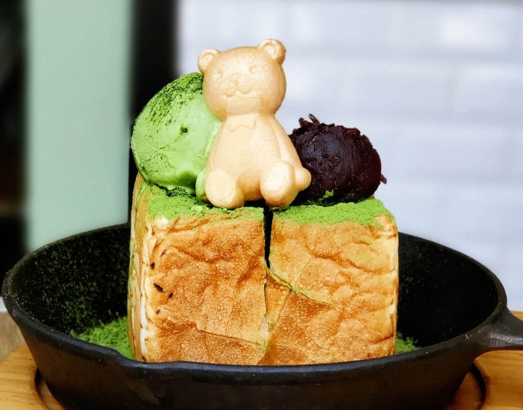 かわいいクマに癒やされる！絶品の抹茶トースト・水ようかんを堪能『かぐらちゃかプチ』～黒猫スイーツ散歩 浅草編①～