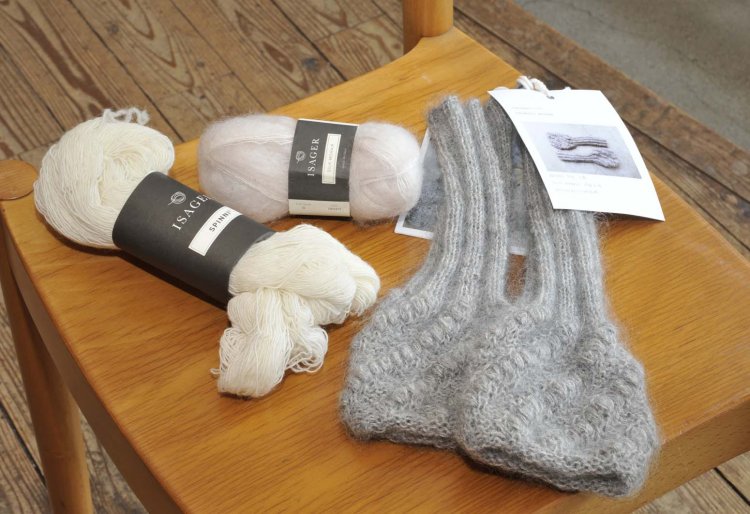 瀬良田さん考案の編み物キット。毛糸の手袋3500円。