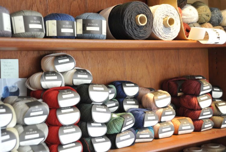 秋から冬にかけて毛糸の種類や、編み物製品も増える。