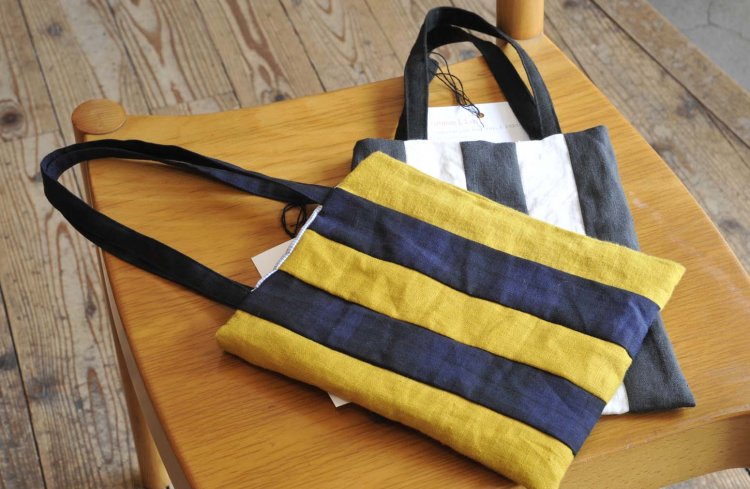 海外から買い付けたヴィンテージ布を使った瀬良田さん手作りのバッグ各4180円。