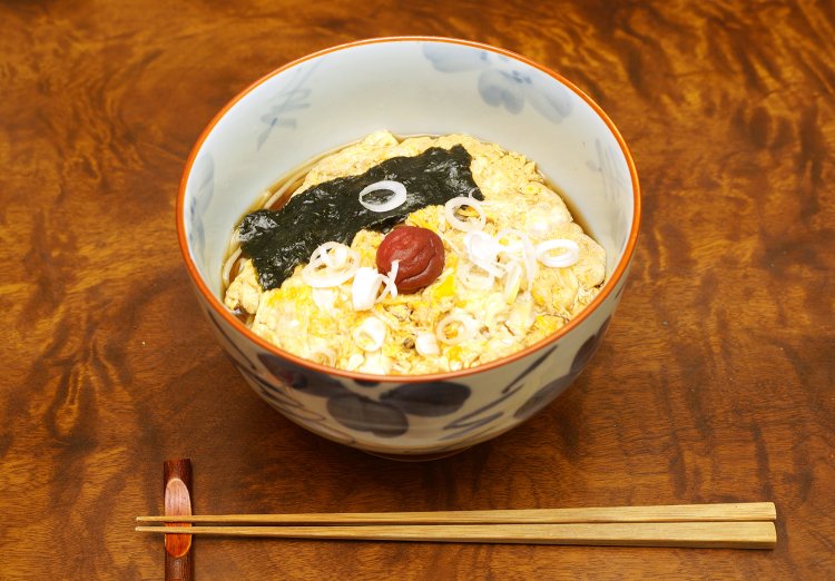 梅とじそば1100円。