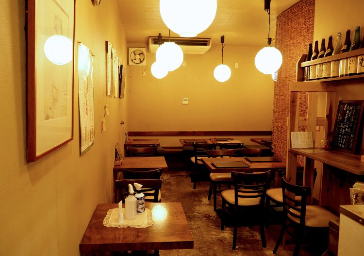 シックで落ち着いた店内。女性の一人客も多いという。