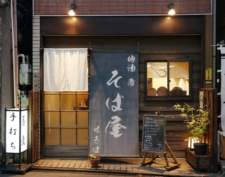 シンプルな暖簾の外観が潔い。