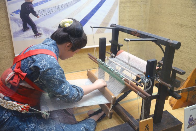 かつて小千谷地方で嫁入りの必須条件だったといういざり機織り。