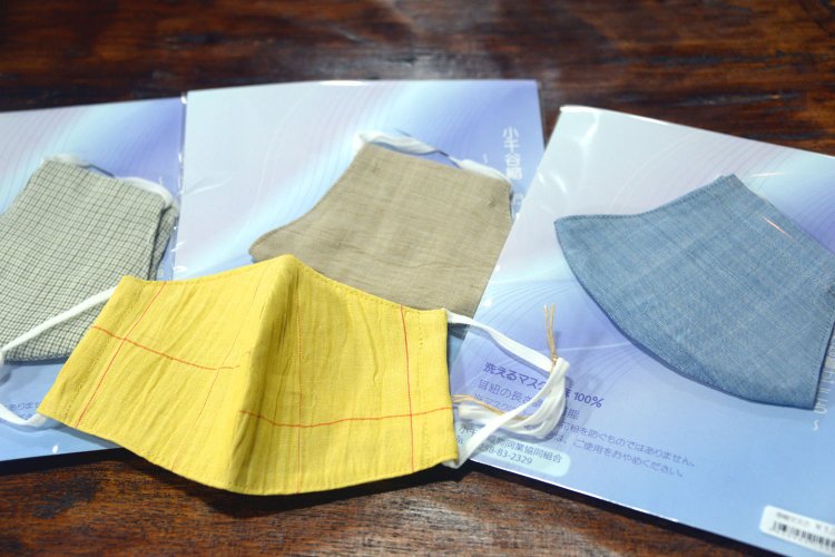 着け心地さわやか、快適な「小千谷縮おしゃれマスク」1350円。