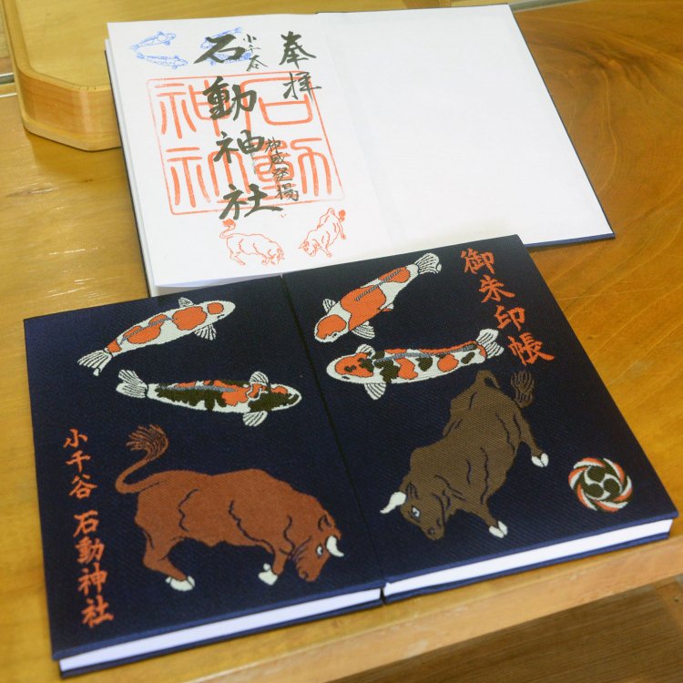 天井画の錦鯉と牛の角突きを描く御朱印帳2000円（御朱印含む）。