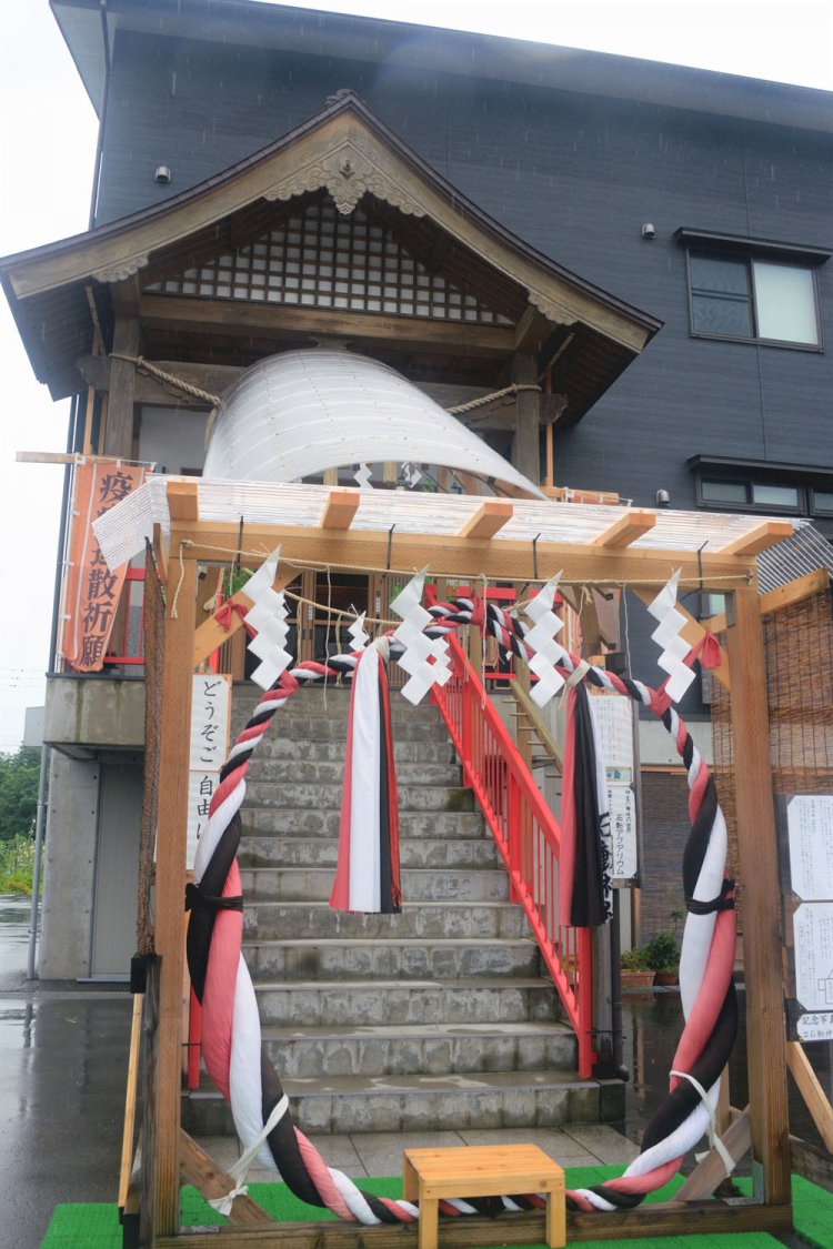 面綱をくぐって祓い清め、新型コロナの早期終息と無病息災を祈る。