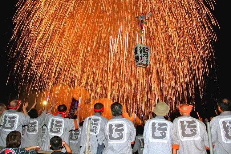 スポンサーの同級会が見守るなか打ち上げられたスターマイン。