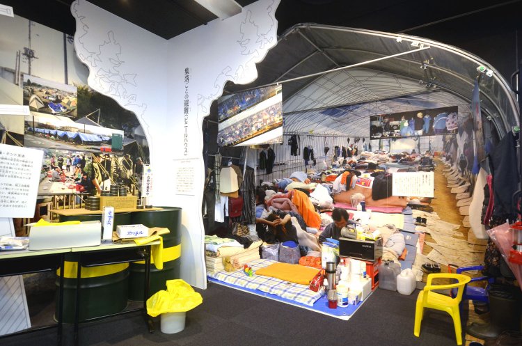 ビニールハウスの避難所などを、臨場感あふれる写真パネルで紹介。