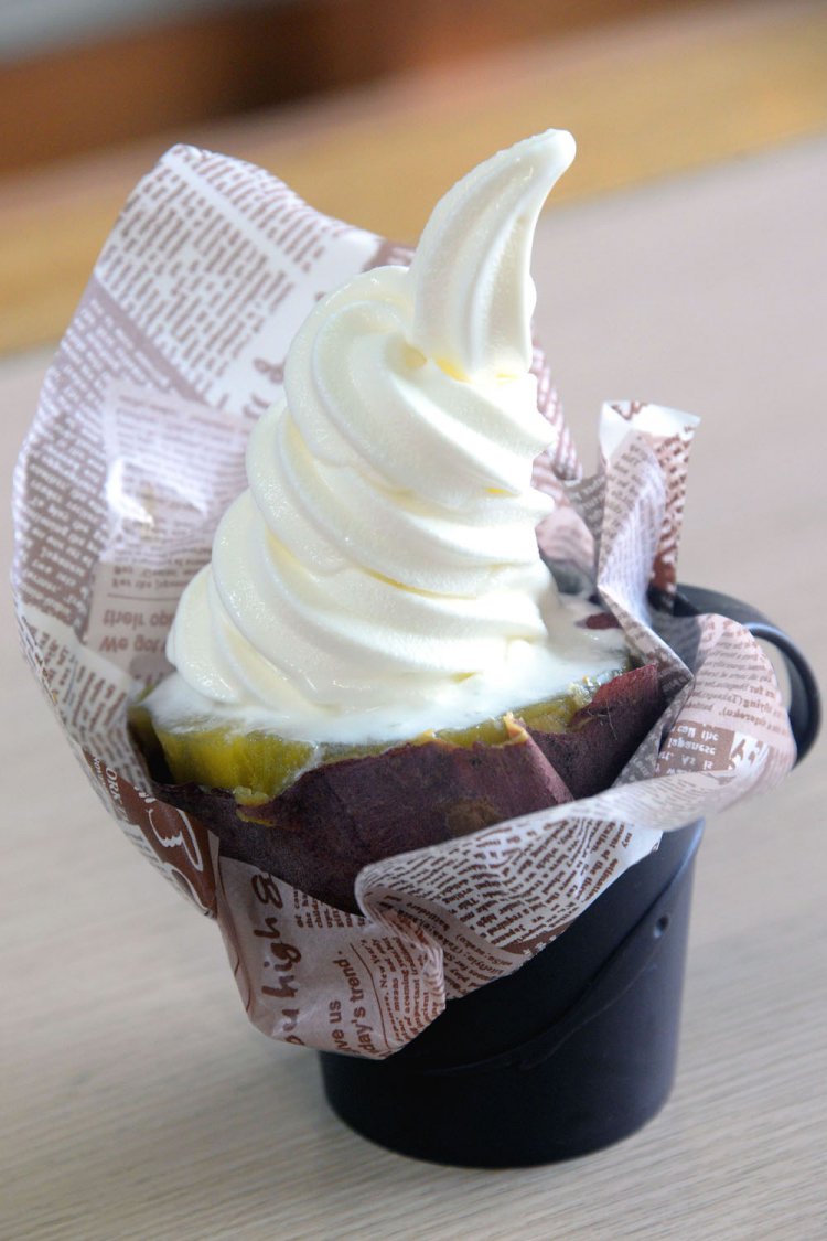 サツマイモ愛から生まれた絶品の焼きイモソフトクリーム430円。
