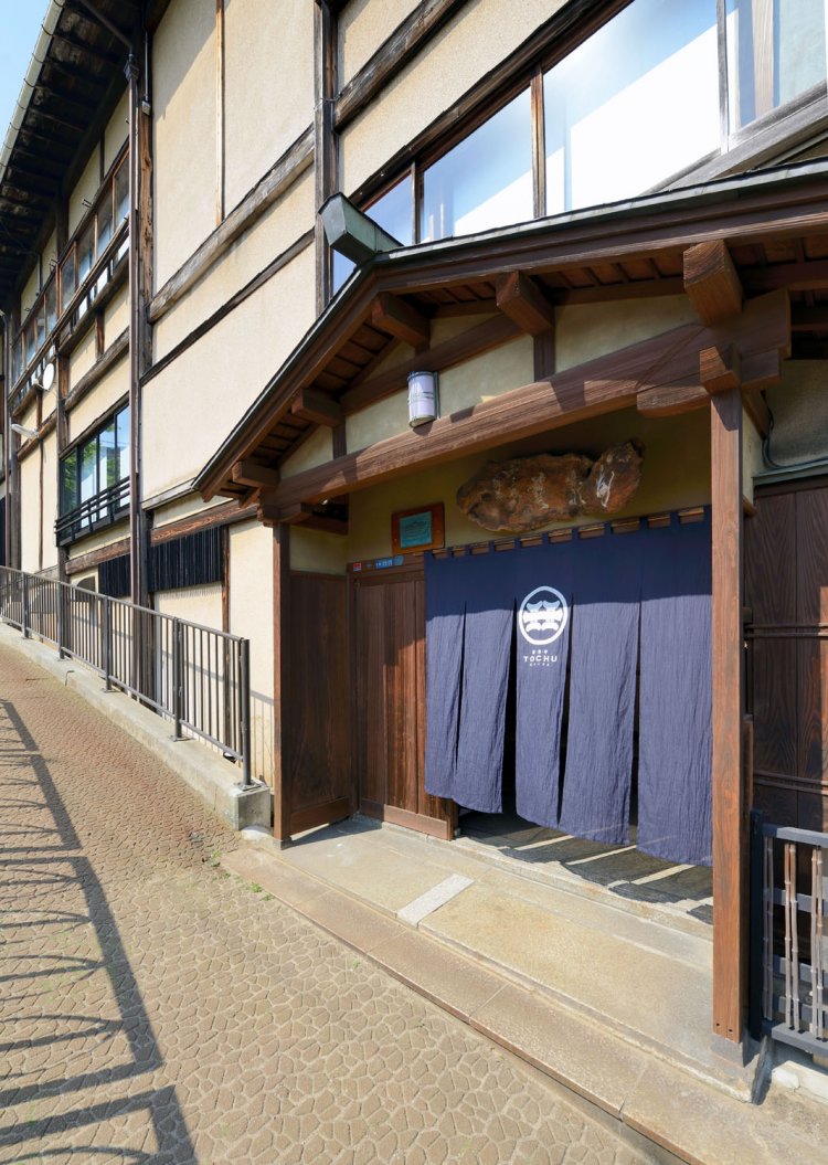 河岸段丘の町、小千谷らしく坂の途中に表玄関がある。