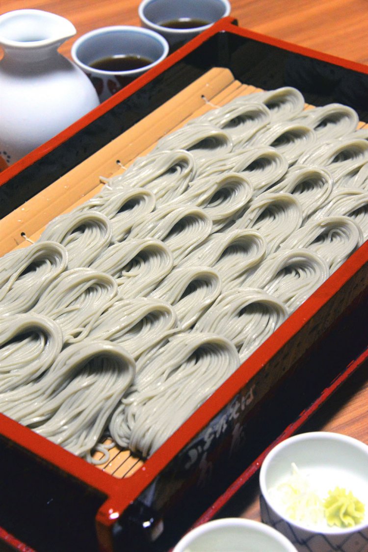 一口程度に丸めて盛り付ける、へぎそば2人前1640円（写真は4人前）。