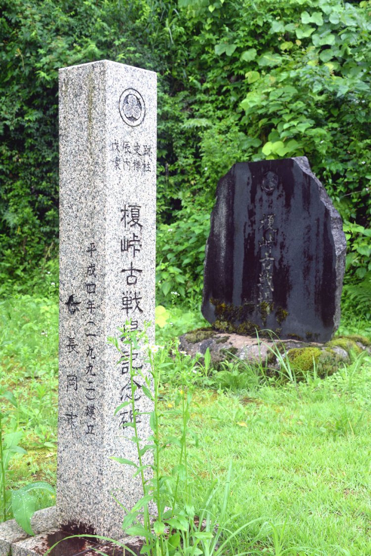 三国街道の難所だった榎峠の登り口。長岡市側に碑が立つ。