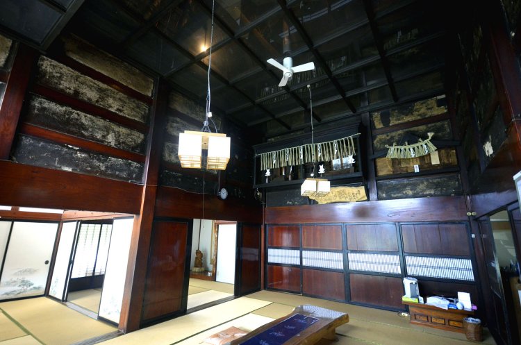 けやきの一枚板のふすま、欄間、障子の指物細工などに息をのむ。