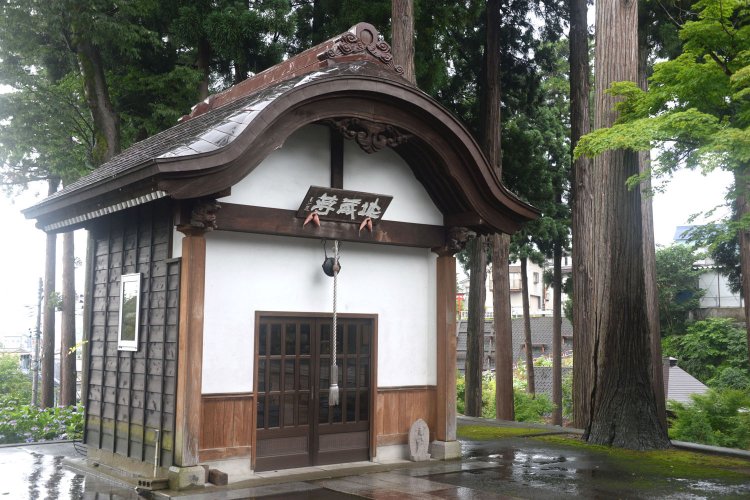 震災によって中玄関は破損、その後、地蔵堂の屋根の一部になった。