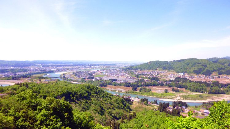 信濃川の流れと河岸段丘が一望のもと。左端の池はJR信濃川発電所。