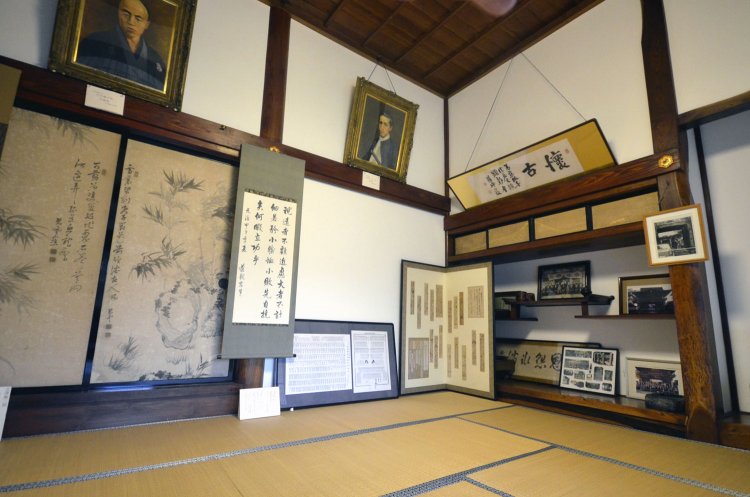 地震で被災するも修復された会見の間。肖像画は左が河井、右が岩村。