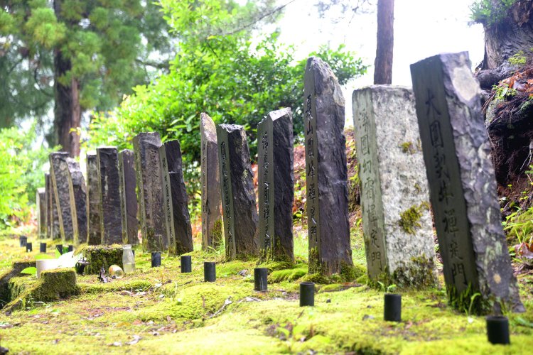 朝日山の麓、浦柄神社境内の東軍墓地。22基のなかには白虎隊士も。