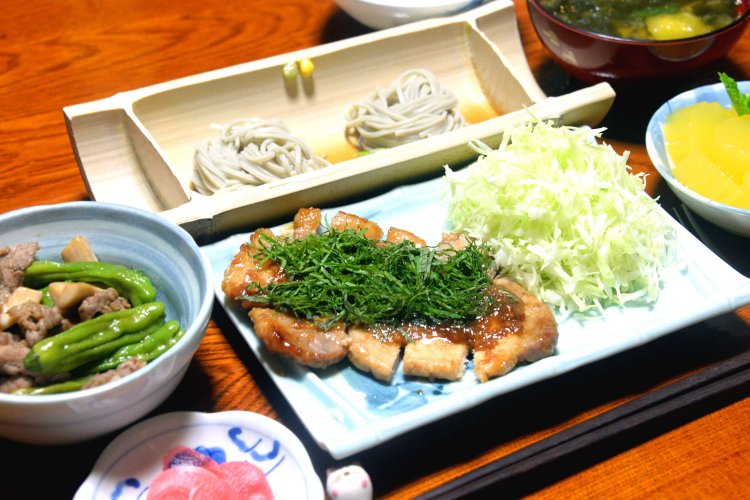 自家栽培の食材を豊富に使った夕食。小千谷名物のへぎそば付き。