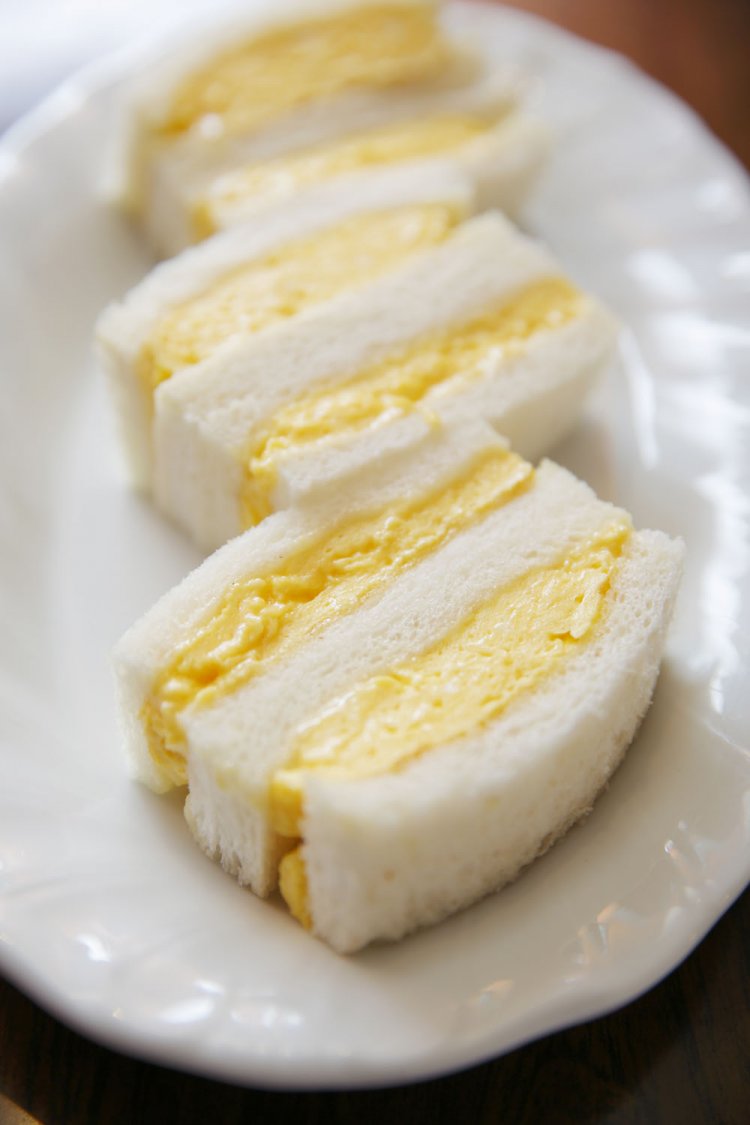 オムレツサンド6切れ入り800円。消費期限は1日。