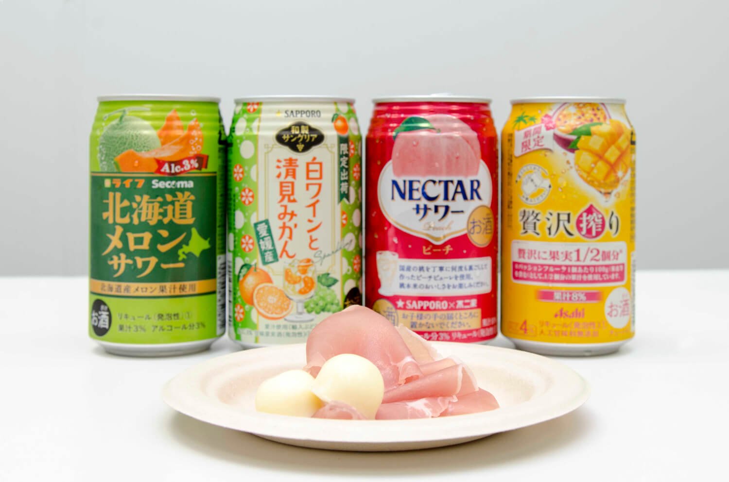 左からライフ Secoma 北海道メロンサワー173円(ライフ限定)、サッポロ 和製サングリア 白ワインと清見みかん162円(イオングループ限定)、ネクターサワー、アサヒ 贅沢搾りパッションフルーツとマンゴー缶155円。