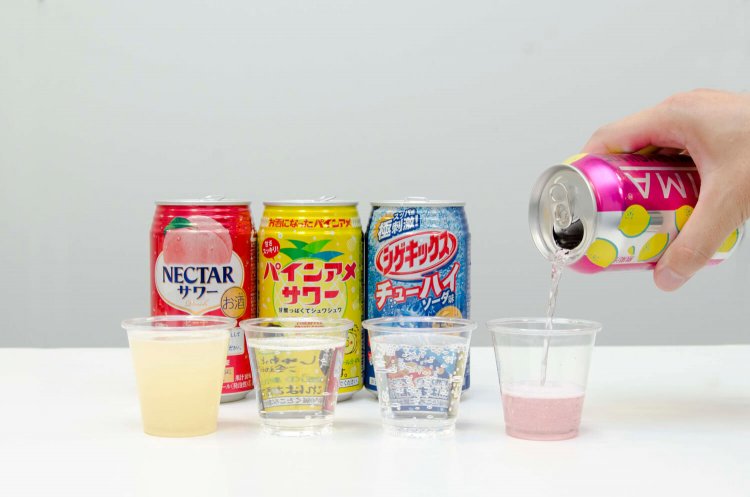 左からサッポロ ネクターサワー151円、オエノン パインアメサワー176円、オエノン シゲキックスチューハイ176円、ZIMA パンクレモネード157円。    