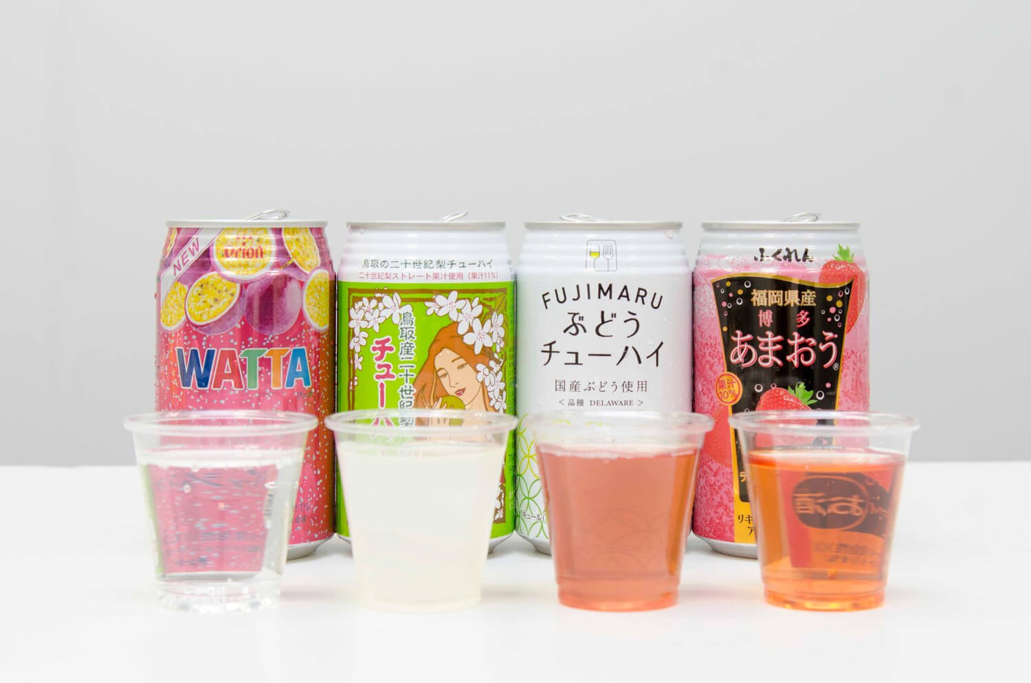 左からオリオン WATTA パッションフルーツ206円、林兼太郎商店 鳥取県産 二十世紀梨チューハイ151円、FUJIMARU ぶどうチューハイ85円、ふくれん 福岡県産 博多あまおうチューハイ140円。