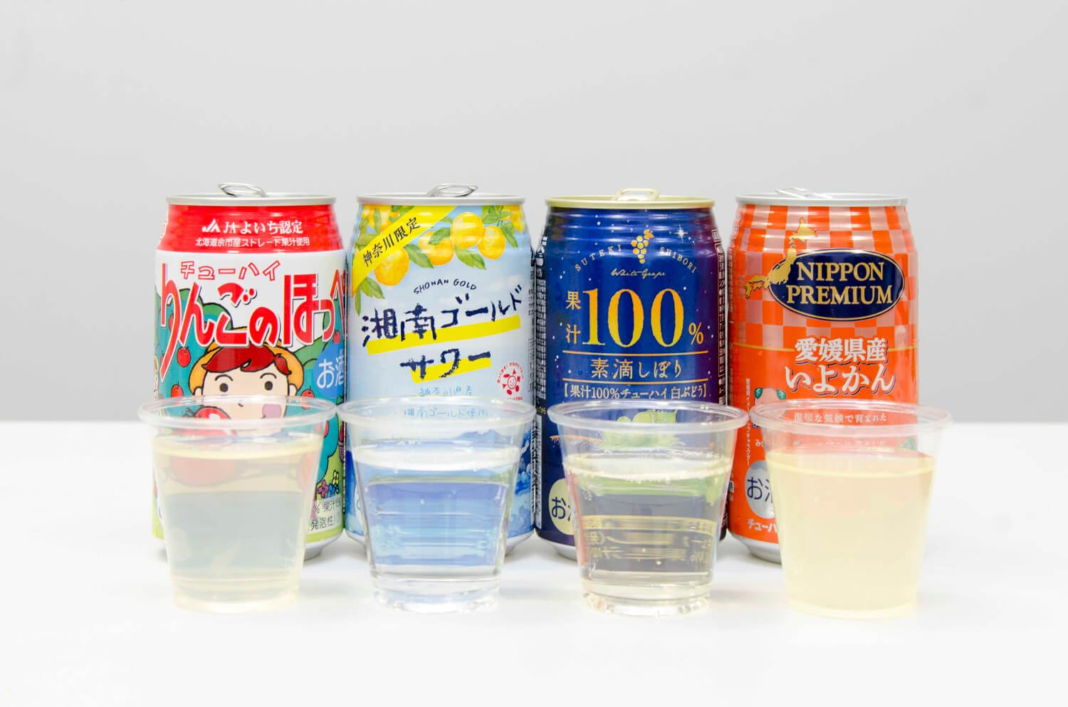 左から北海道麦酒醸造 余市りんごのほっぺ チューハイ195円、神酒連 湘南ゴールドサワー157円、富永貿易 素滴しぼり 果汁100%チューハイ 白ぶどう176円、合同酒精 愛媛県産いよかんのチューハイ157円。