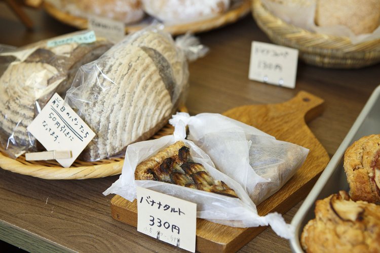 店主の金田花子さんが一人で焼くパンやスコーン、タルト、クッキーなど十数種類が並ぶ。