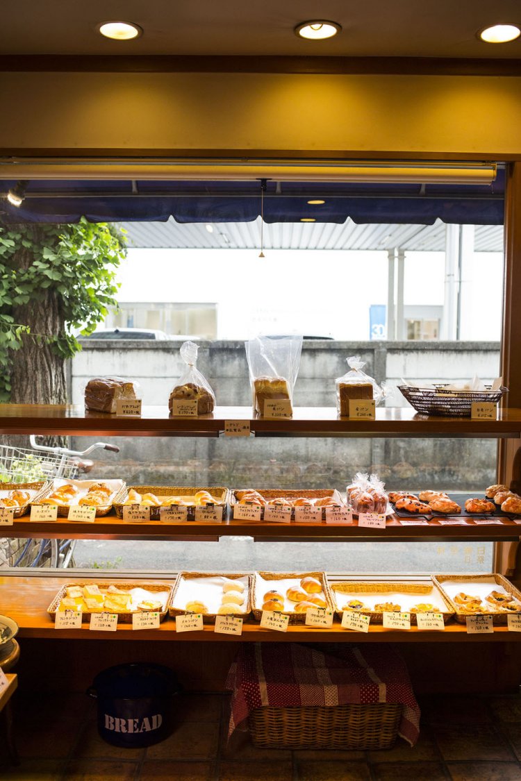 入り口脇の大きなイチョウの木が目印だ。