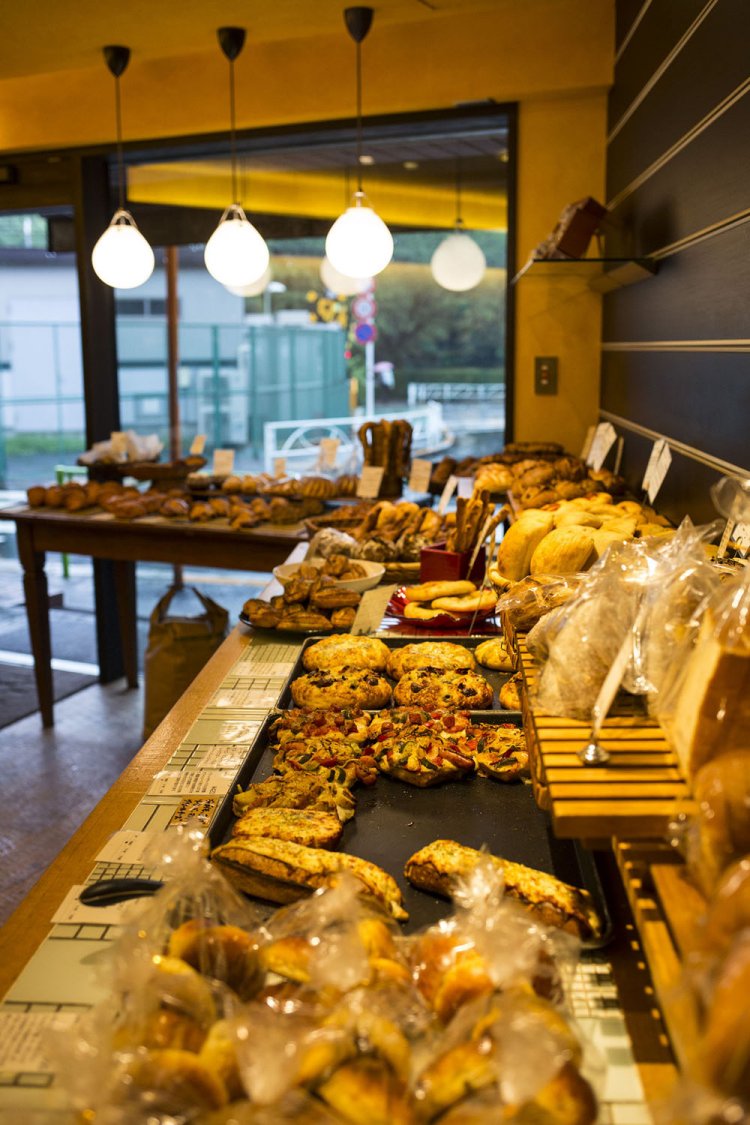 パン職人たちが50種類以上のパンを次々と焼き上げていく。