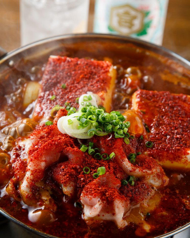 ベースのからし鍋539円に豚バラ肉429円を追加(写真は2人前)。