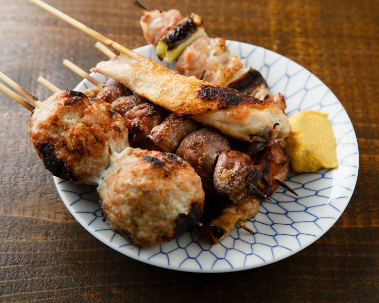 手前からたたき(軟骨を入りのツクネ) 242円やはらみ176円など。