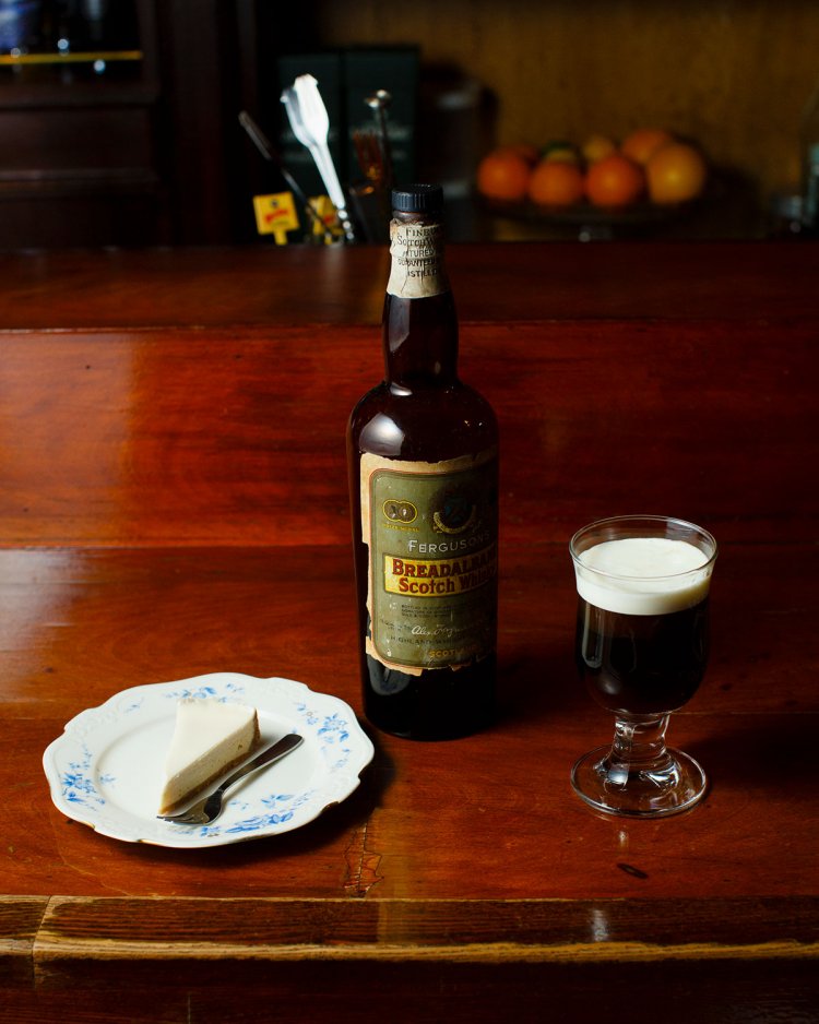 アイリッシュコーヒーと最高級のクリームチーズを使ったエスプレッソチーズケーキ640円。ウイスキーはスコッチを中心に約100種。