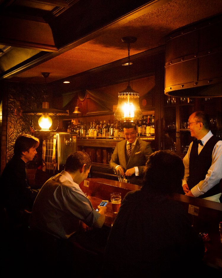 カウンター16席。