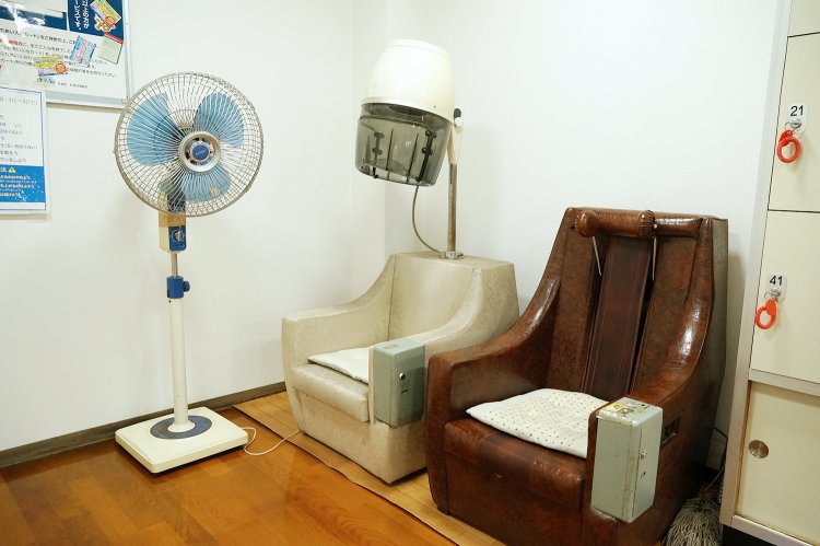 お釜ドライヤーやマッサージチェアも健在。