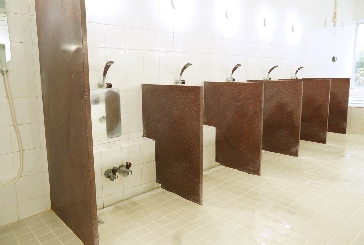 女湯の洗い場には仕切りが付いている。