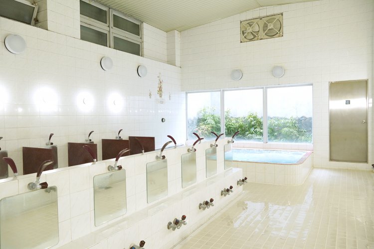 窓から入る光が本当に明るい。白いタイルがまぶしい。