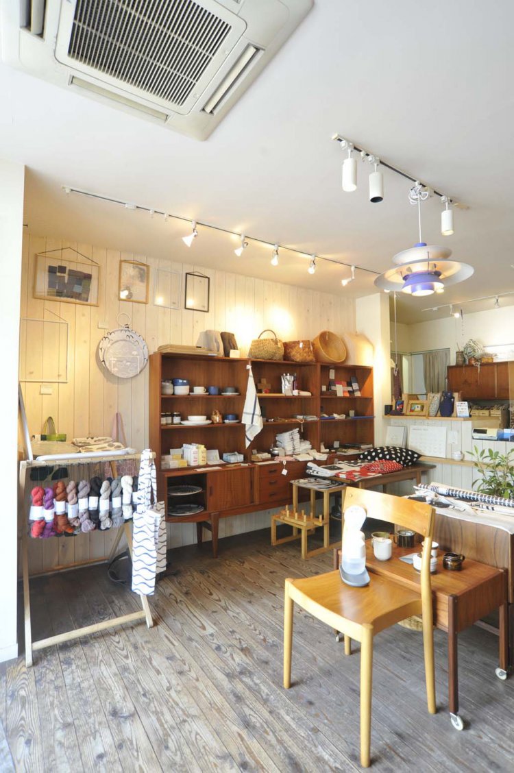 鍋つかみやキッチンクロスなど生活小物も取り揃える。